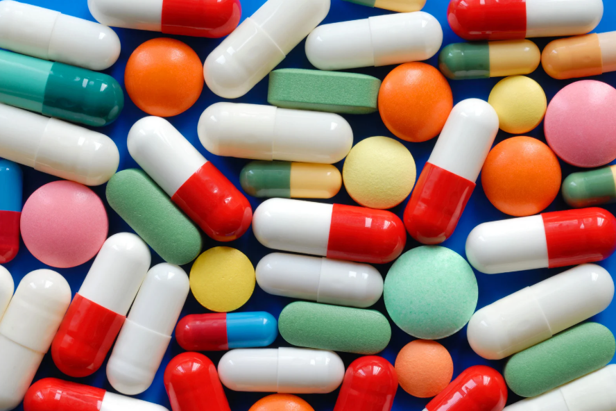 Multiple analgesic and antipyretic options, highlighting the challenge of choosing safe symptomatic treatment in Dengue.